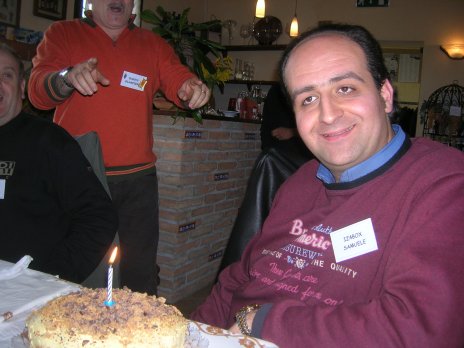 Samuele IZ4BOX prima di spegnere per il suo compleanno una sola candela di una piccola torta che nessuno a mai mangiato