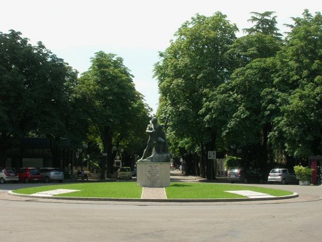 Monumento ai Caduti in Viale Dante il 12 Luglio 2009