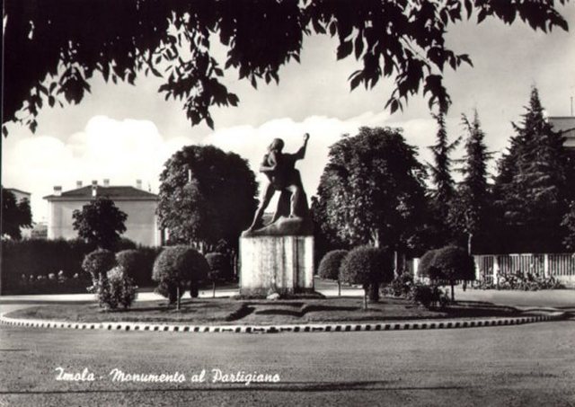Monumento ai Caduti in Viale Dante fine anni 50
