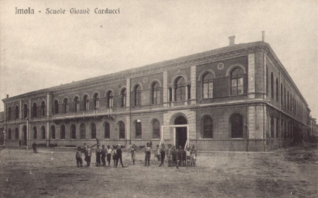 Scuole Carducci nel 1910 circa