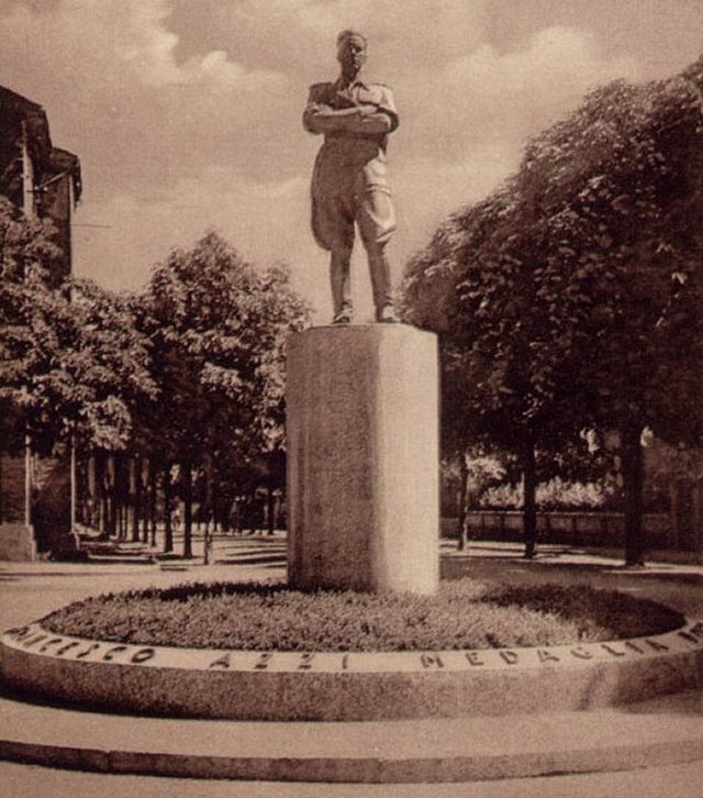 Monumento a Francesco Azzi in Piazza Medaglie D'oro anni 30-40 circa